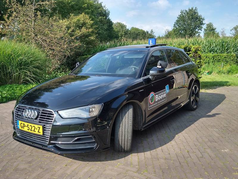De zwarte Audi A3 Sportback van Autorijschool Boeve, de lesauto met automaat