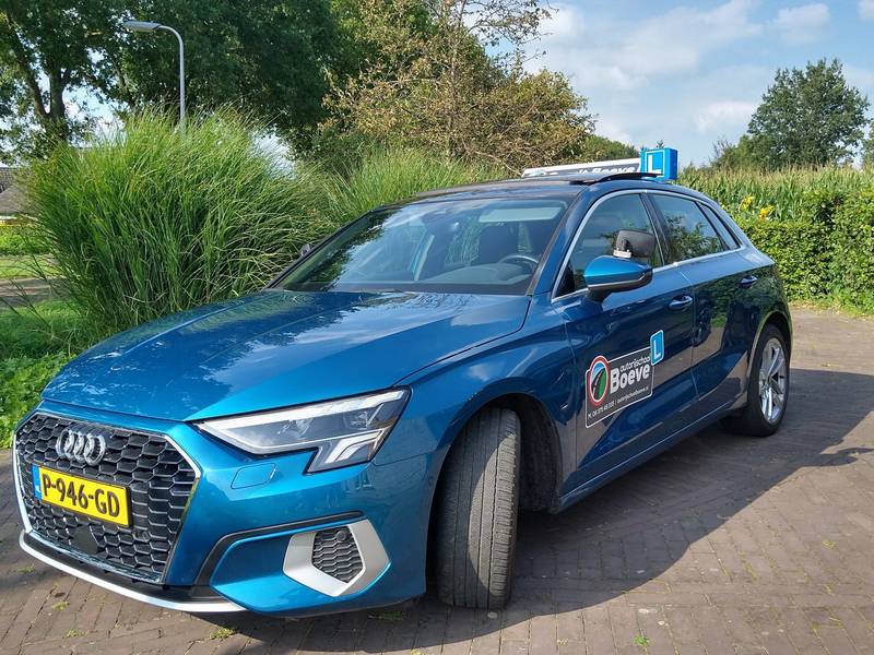 De blauwe Audi A3 Sportback van Autorijschool Boeve, de handgeschakelde lesauto