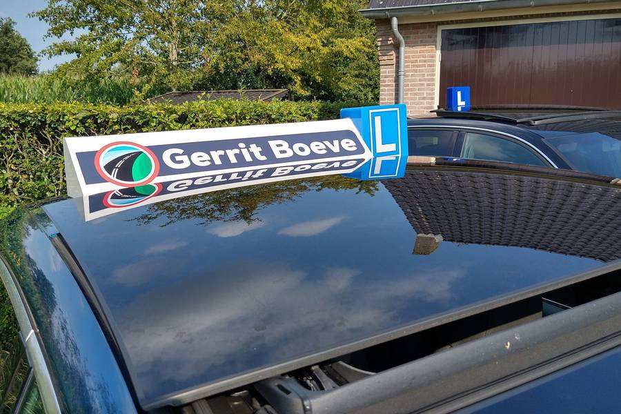 Het daklicht van Autorijschool Boeve met de naam Gerrit Boeve op de lesauto
