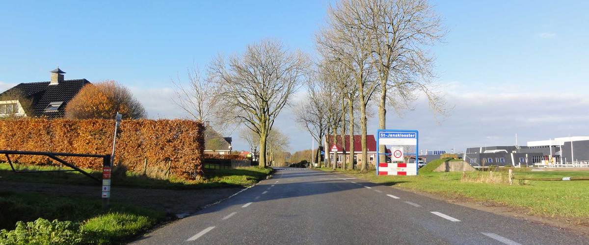 Een polderweg in de omgeving van Sint Jansklooster, waar de rijlessen van Autorijschool Boeve worden gereden