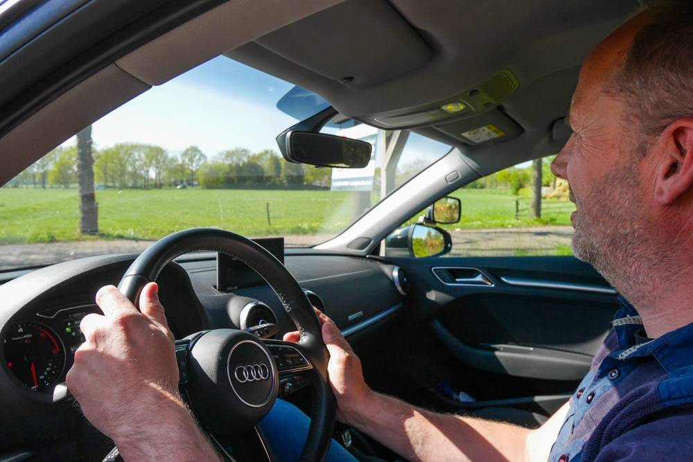 Rijles bij Autorijschool Boeve, handen aan het stuur van de Audi A3 tijdens het rijden